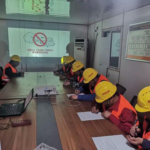 为建筑工人“充电”--小汉峪项目部组织新工人入场培训