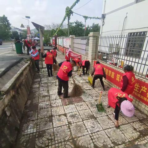 龙埠村"爱国卫生大扫除 干净清爽迎五一"