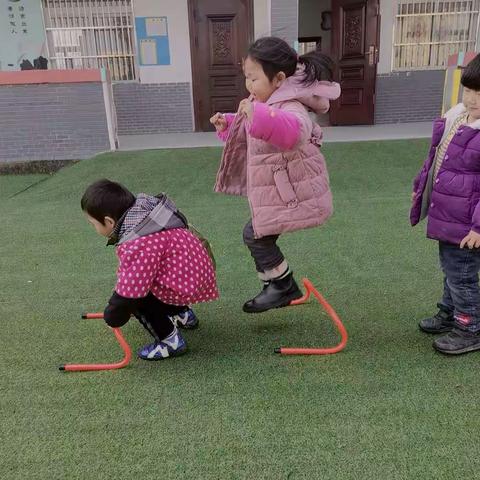 十字沟小学附属幼儿园室外体育器材训练进行时