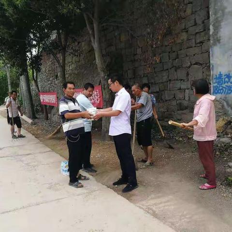 拍石头乡：以人为先，坚持做好人居环境整治工作