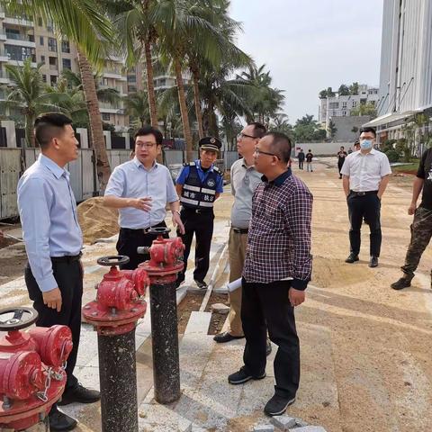 市市政管理现场协调推进创意港（二期）周边环境卫生整治工作