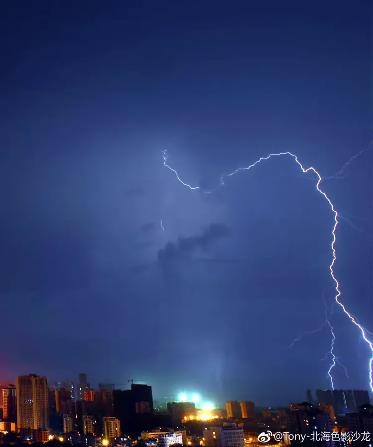 闪电飞光 雷声轰鸣