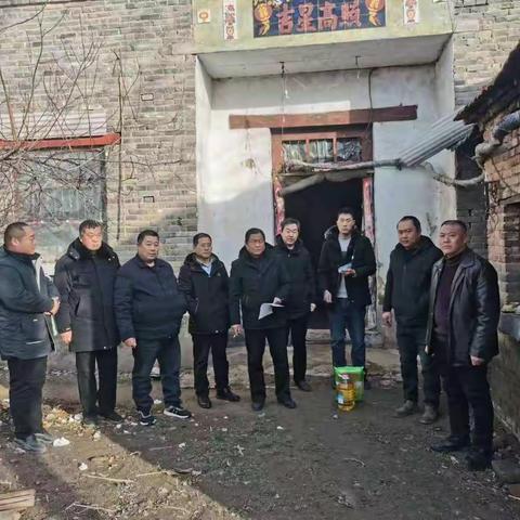 新东村春节对老党员及困难群众进行慰问，为他们送去温暖！