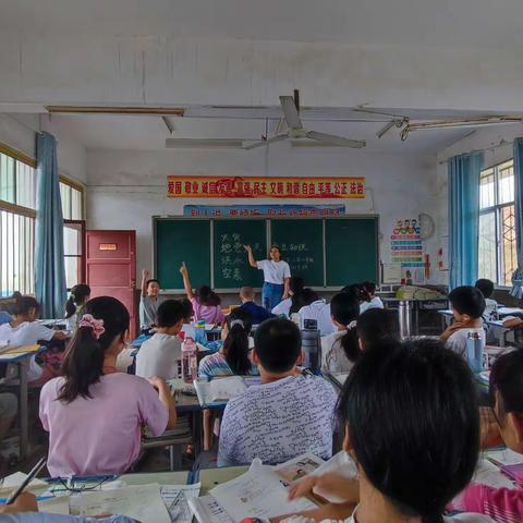 新华小学开展应急逃生演练