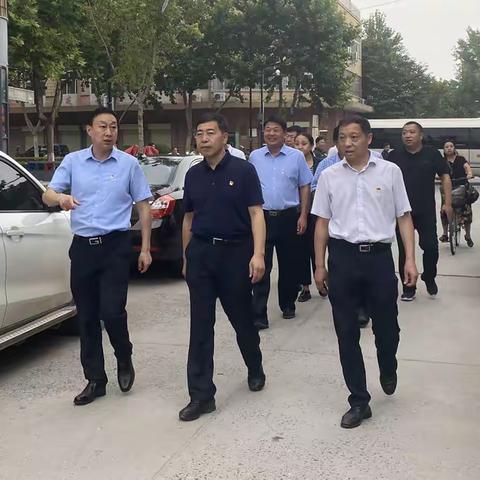 市委组织部长刘汉征一行在苹果园苹中小区实地调研指导