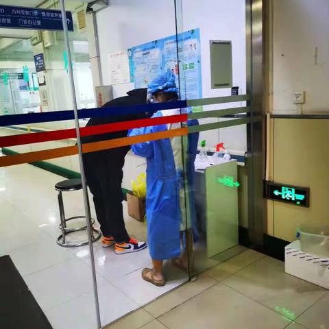 检验科新冠病毒检测任务进行中