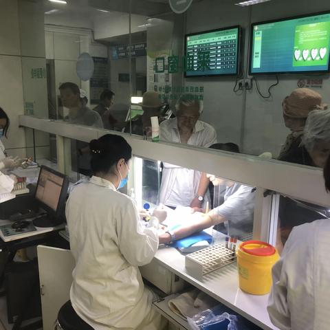 检验科查体工作集中进行中