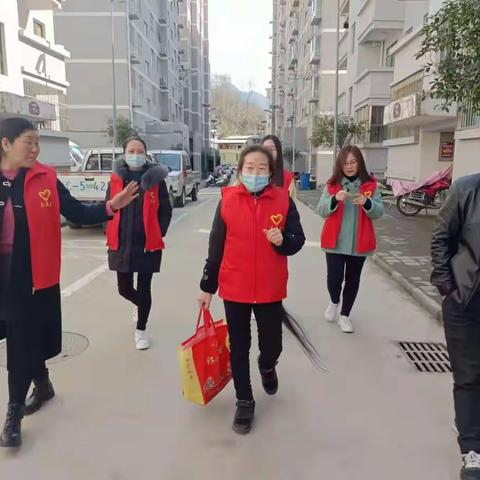 红旗社区妇女干部情糸困难群众，三八国际妇女节前夕为困难群众办实事。
