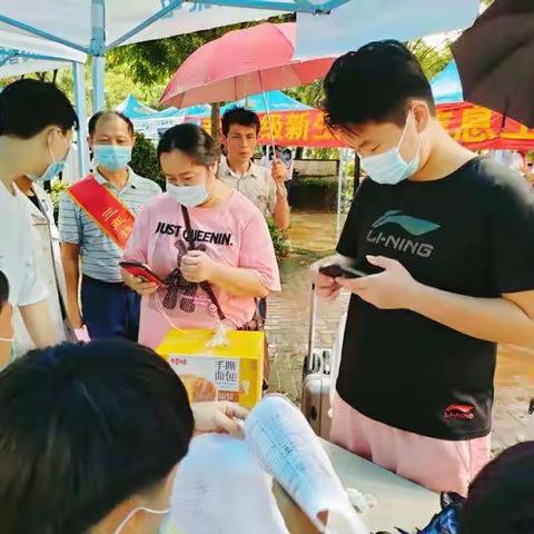 三亚技师学院车辆工程系党员迎接新生报到