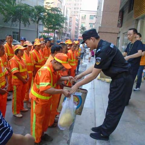 干净的社区美丽的人，国庆中秋双节慰问辖区46名环卫工人