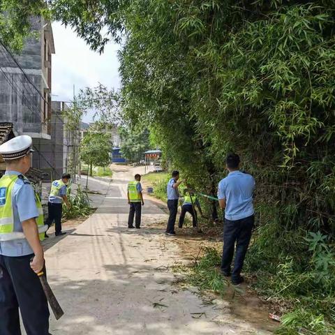 武利交警中队民警深入一线对学校周边交通环境进行实地排除隐患