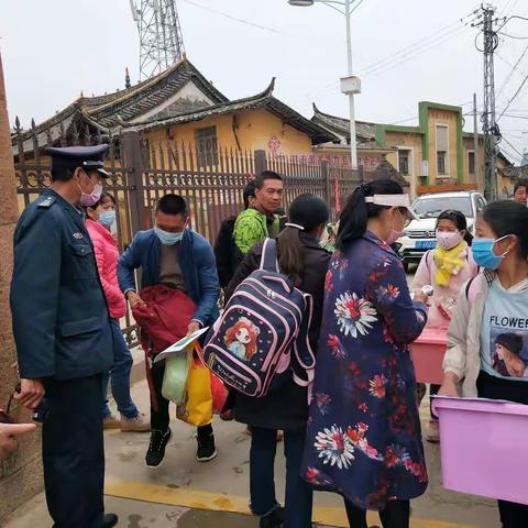 春暖花开季，上好开学第一课，打赢防控狙击战------通海县九龙小学1-3年级全体学生开学季