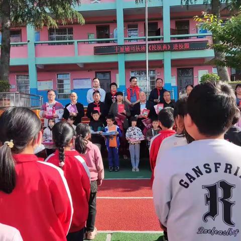 十里铺司法所开展“守护明天•民法典相伴”进校园宣传活动