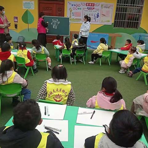 大学生志愿者走进旧城天天乐幼儿园—大手牵小手共绘一幅画