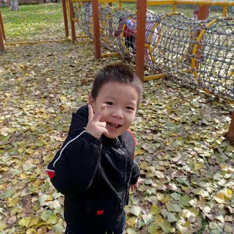 韩店镇中心幼儿园小六班    初遇绳索区