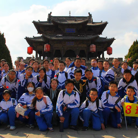 鲜花献英烈，哀思寄忠魂。