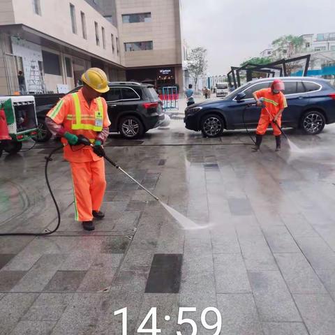 北片区4月28日出动2台水车，养护车2台，一体机4台，出动人员20人全面冲洗浪静路时尚街！