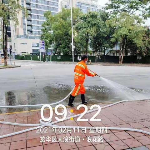 北片区2月11日春节不打烊正常工作，冲洗路面油污，清理乱堆放，高空垃圾及绿化带垃圾小广告。