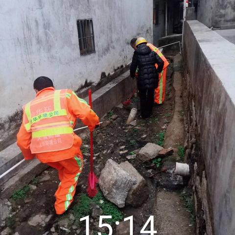 北片区2日11日春节不打烊组织工人清理死角，冲洗油污铲口香糖小广告绿化带及边坡垃圾。