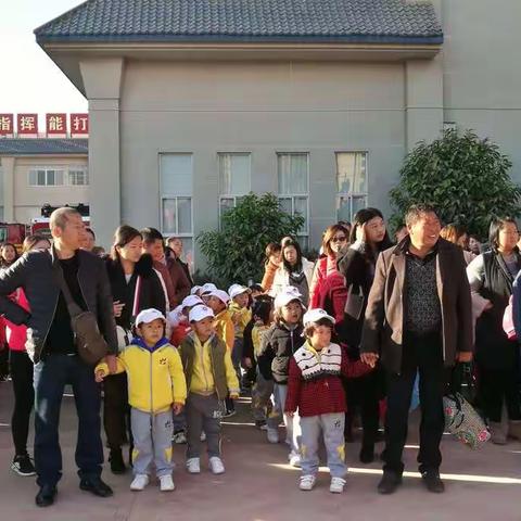 爸爸妈妈和我一起参观消防大队、体验消防生活、学习消防知识