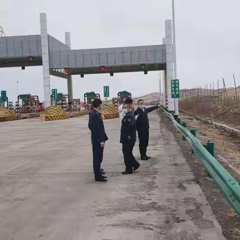 分公司安全生产隐患排查督导组一行深入桃合木收费所开展隐患排查工作