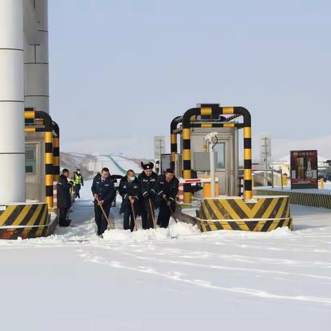 瑞雪兆丰年  扫雪暖人心
