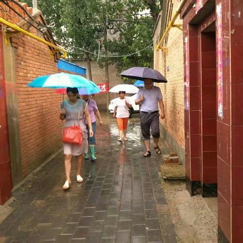 安全防范第一，汛期冒雨排查