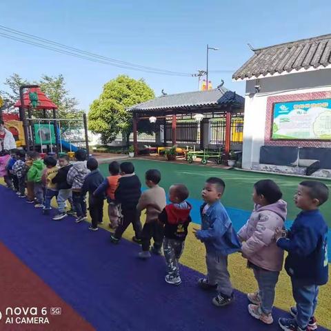 用爱陪伴，静待花开一一卸甲坪中心幼儿园小班期未汇报