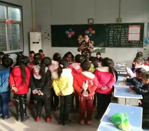 新年拉进了我们的距离，新年染红了我们快乐的生活。小狼营小学2017迎元旦文艺联欢会如期举行。