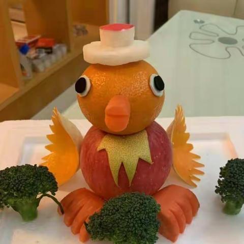 小一班亲子活动--水果娃娃制作大赛正式开始啦！