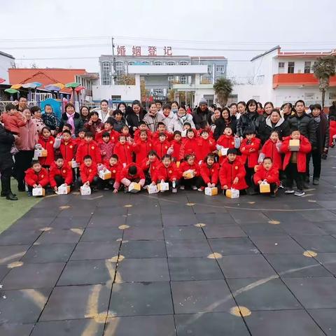 金色童年是快乐的！回忆金色童年是兴奋的。童年像一条船，装满了糖果，装满了玩具，装满了欢笑，装满了快乐！！