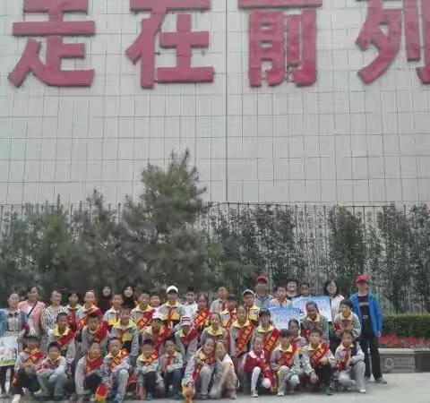 小手拉大手，共做文明人乘车人～～～城西区桃李小学志愿者在行动