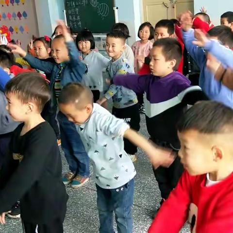 【毛沟镇中心幼儿园】中一班：用💖浇灌，静待花开☀️清晨的第一缕阳光，温暖着所有的小宝贝😘😘