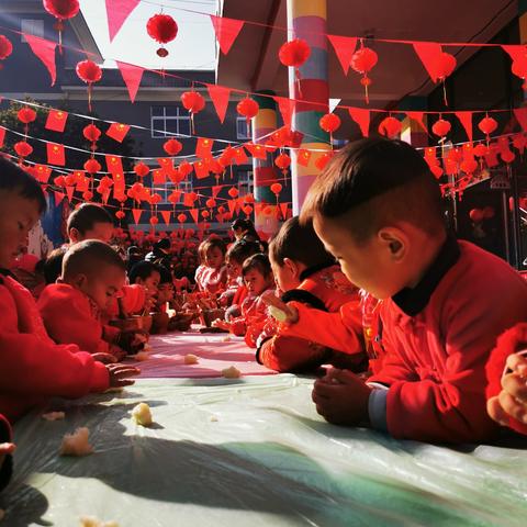 昌宁县舞彩缤纷幼儿园新年系列活动——《迎新年，舂粑粑》