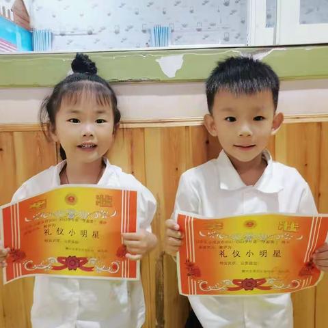 知行合一幼儿园第十二周升旗仪式