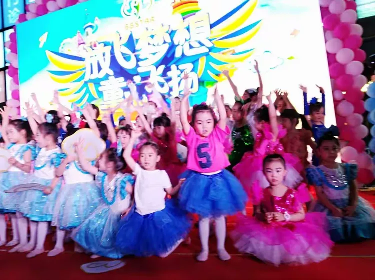 小小的舞台 大大的梦想