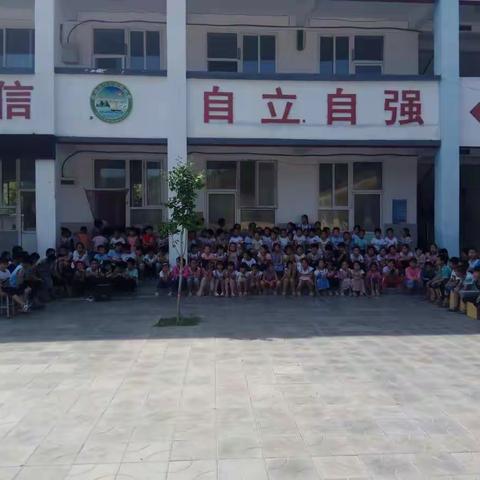 蟒拦小学孩子们欢快的庆祝六一