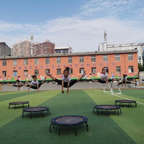 怀化市锦宏小学蹦床队开班啦