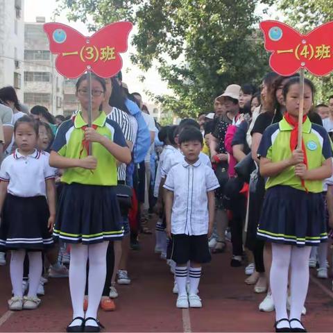 “你好！新时代 ”幸福街小学一年级学生加入少先队员仪式