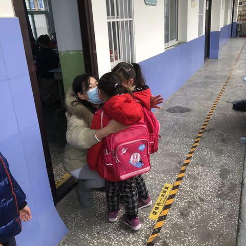 幸福的抱抱——幸福街小学向阳花班开学了！