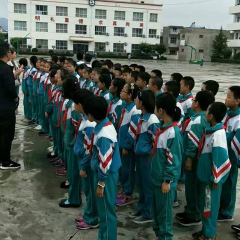 参观秦安县博物馆特举办“同在一片蓝天下”少儿书画展。