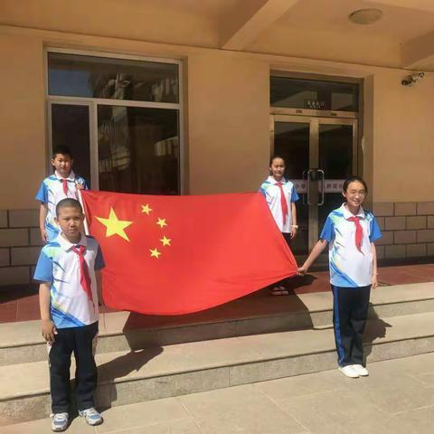 扣好人生第一粒扣子――县府街小学“快乐的童年”主题升旗仪式