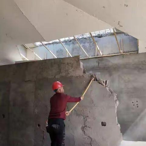 七都中队拆除一处违法建筑