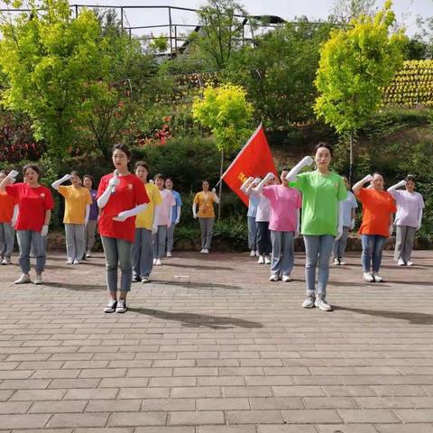 春风弄喜红歌嘹亮   户外实践激情飞扬|市直二幼五一教师专题活动掠影