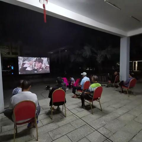 陵水黎族自治县民政事务服务中心与老人共同观看电影