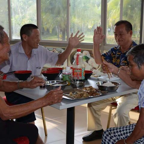 2021年7月1日陵水县民政事务服务中心为老人庆祝建党节