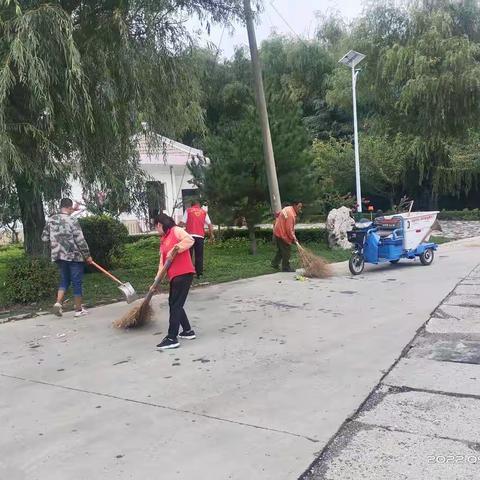 雨后整治不停歇  净化容颜靓家园
