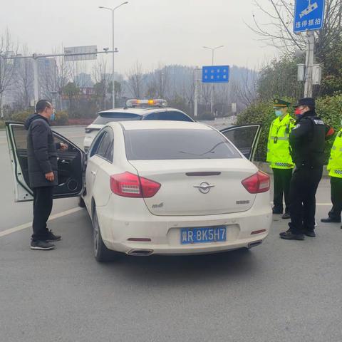 黑车违法欲冲岗逃逸，执法人员冷静处置暂扣