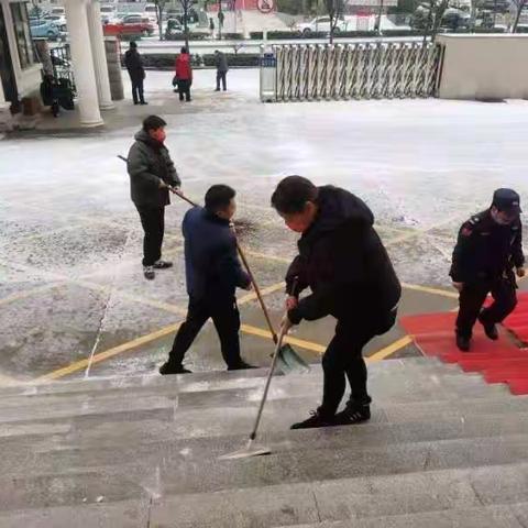 工行洛阳自贸区支行不畏严寒除积冰，扫雪开路暖人心