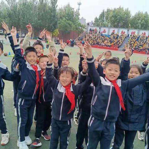 学校举行运动会，参加锻炼情加倍！